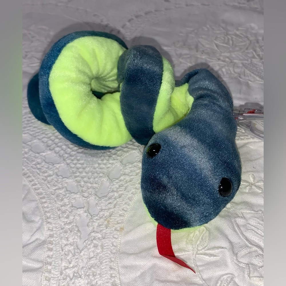 TY Beanie Babies – Hissy the Snake 1 (4th Generation) – Red Stamp #411 – MWMT